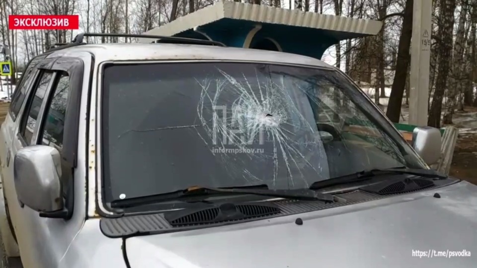 Повредившего автомобиль булыжником в Великолукском районе пешехода задержали Повредившего автомобиль булыжником в Великолукском районе пешехода задержали