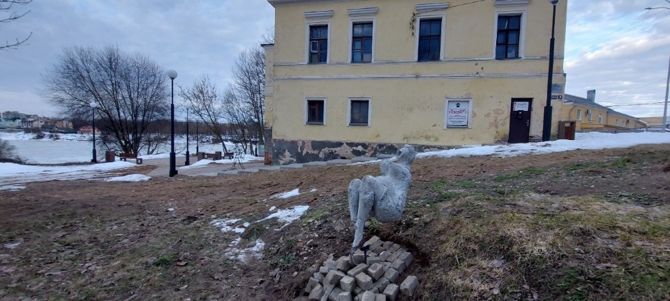 Значение резонансного арт-объекта у Дома на набережной в Пскове объяснил его автор