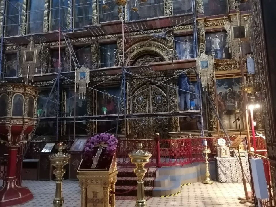 Фрагменты иконостаса Троицкого собора в Пскове направят на химико-технологическое исследование