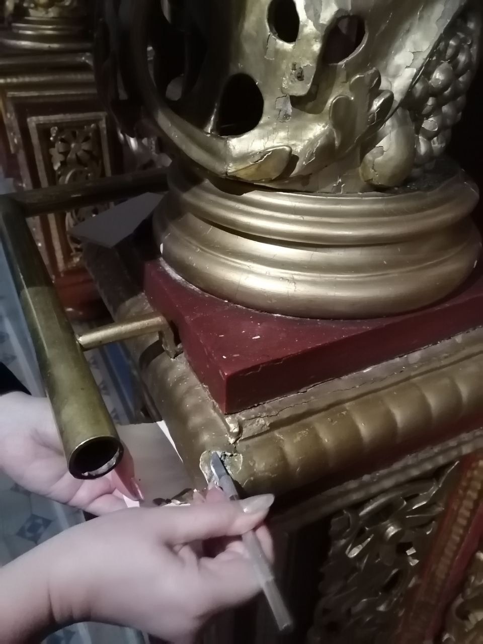 Фрагменты иконостаса Троицкого собора в Пскове направят на химико-технологическое исследование