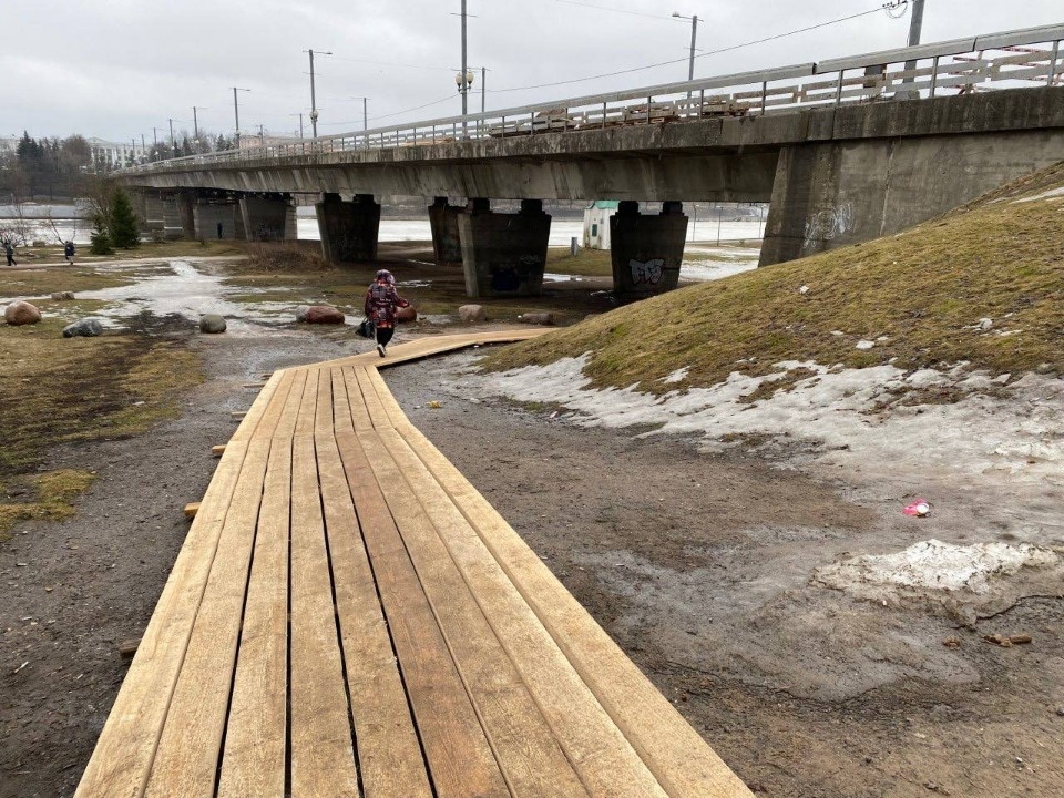 Демонтаж старой гидроизоляции завершается на Ольгинском мосту в Пскове