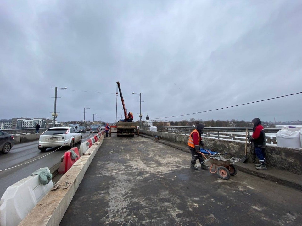 Демонтаж старой гидроизоляции завершается на Ольгинском мосту в Пскове