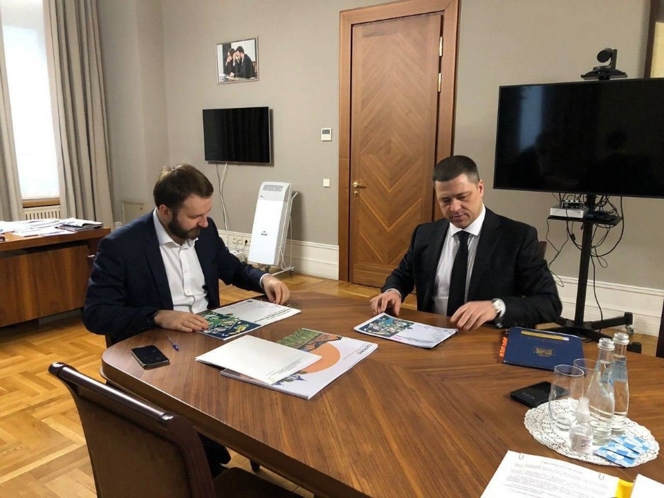 Псковский губернатор обсудил вопросы развития региона с помощником президента РФ