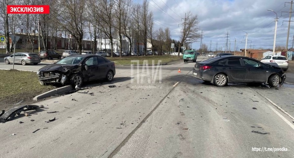 В Пскове после ДТП госпитализировали двух человек