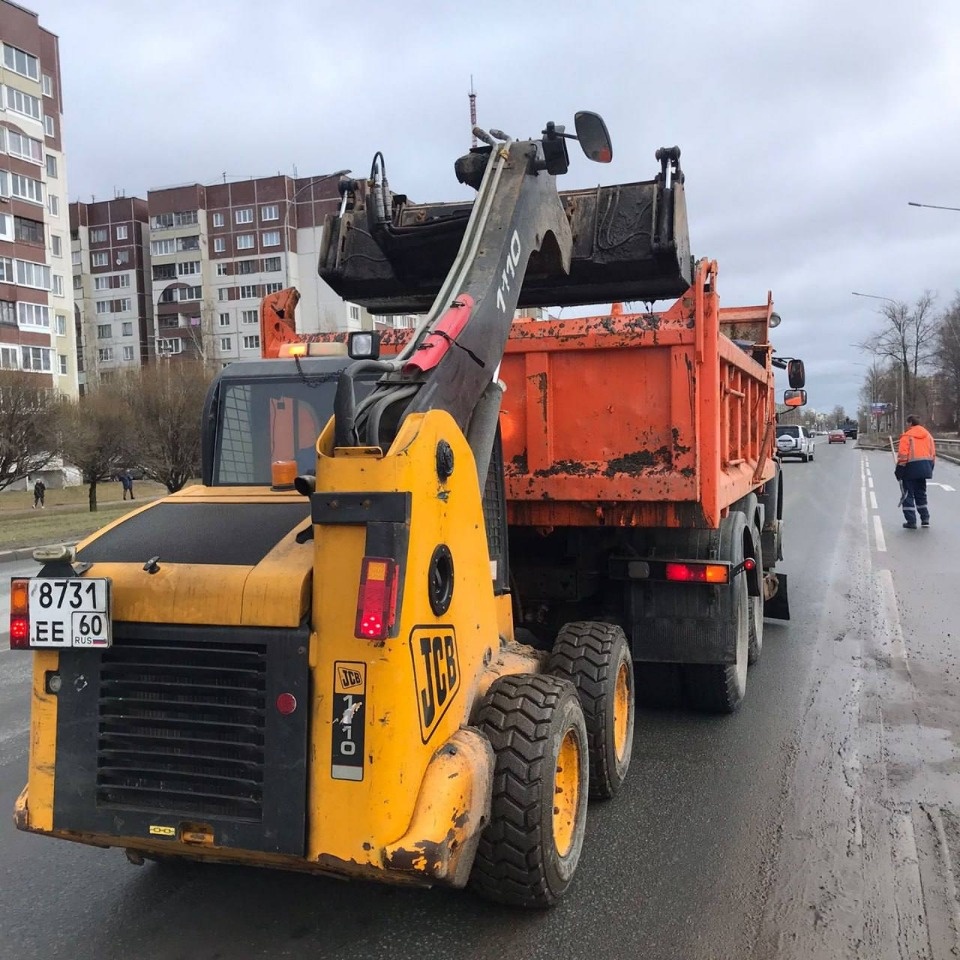 В Пскове продолжается уборка городских улиц