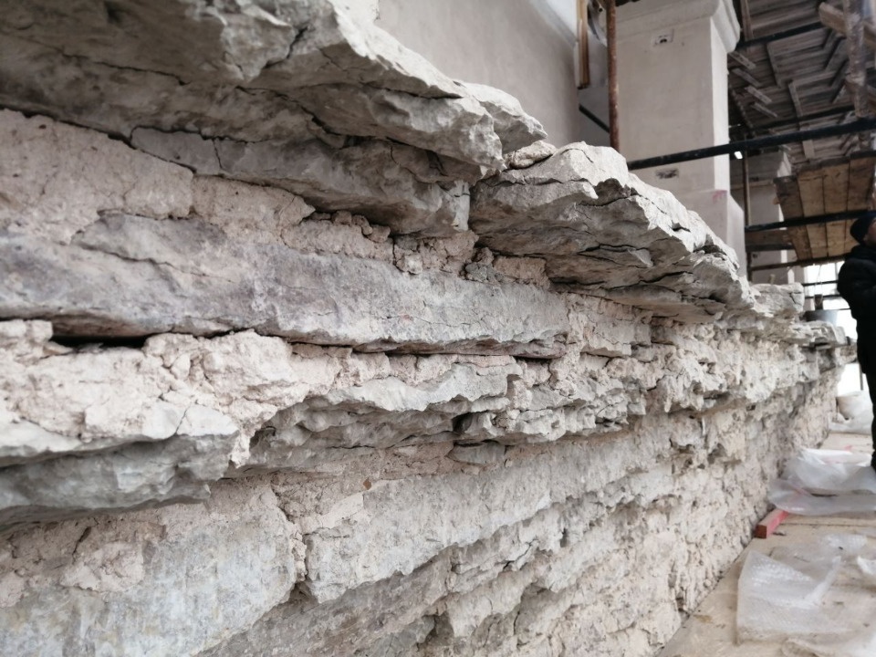 Серьезные разрушения кладки обнаружили на карнизах Троицкого собора в Пскове 