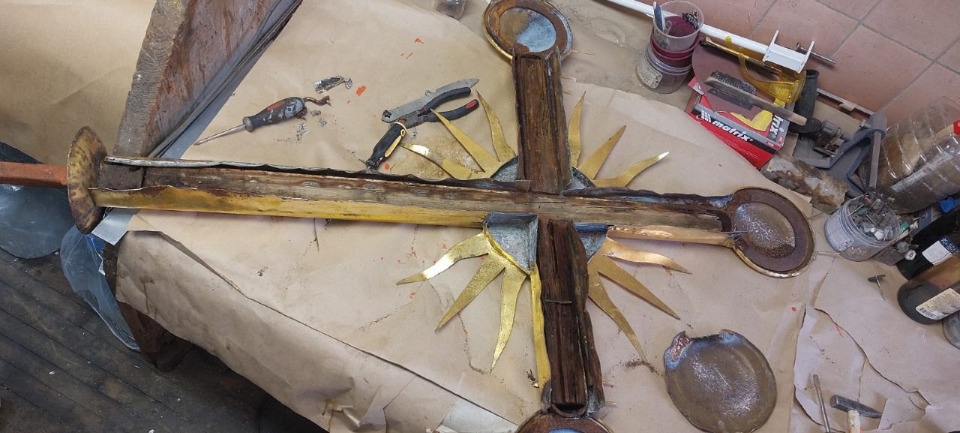 Началась реставрация креста Большой звонницы Псково-Печерского монастыря