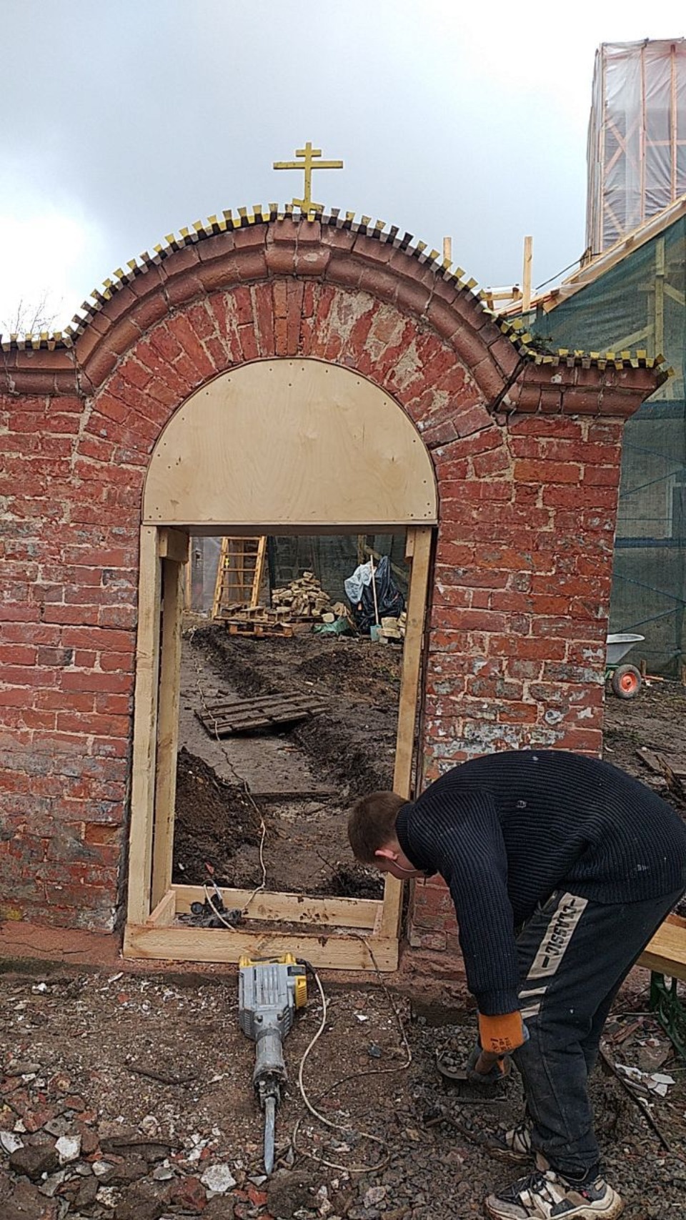 Исторический вход Лазаревского храма отремонтируют  в Псково-Печерском монастыре