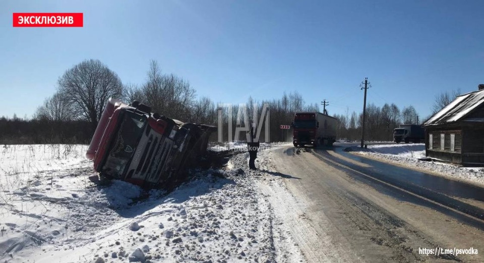В Усвятском районе фура вылетела в кювет 