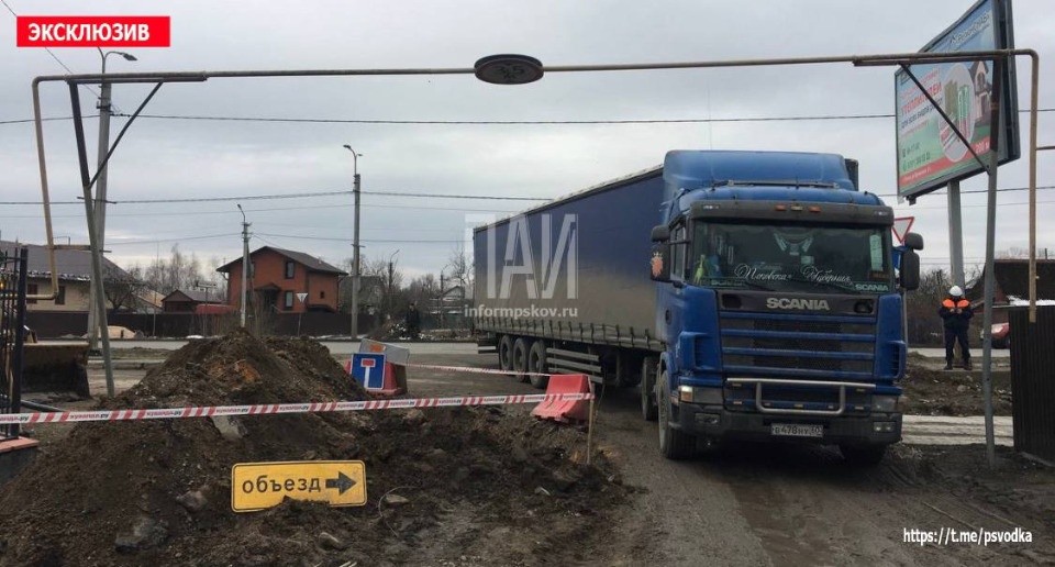Водитель фуры сбил газовую трубу в Пскове 
