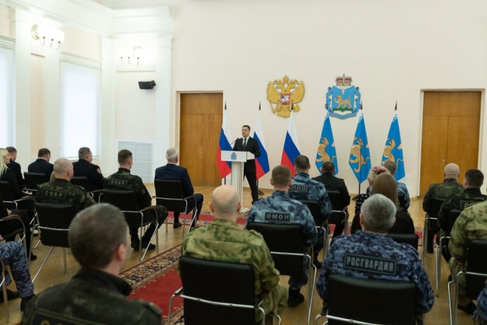 Михаил Ведерников вручил государственные награды псковским росгвардейцам