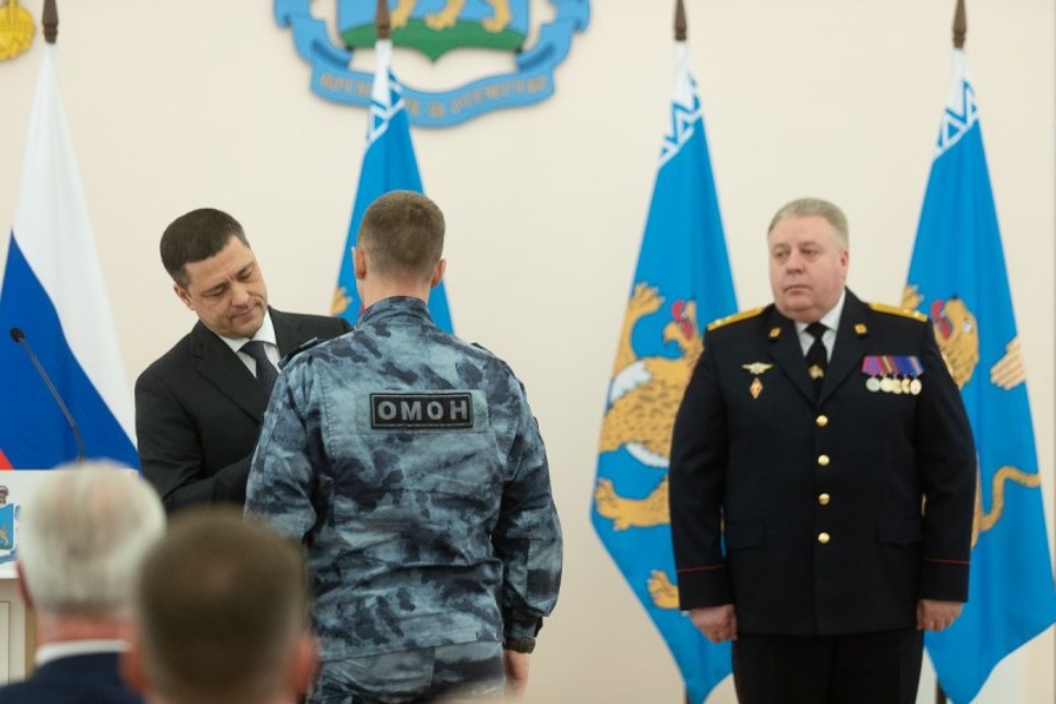 Михаил Ведерников вручил государственные награды псковским росгвардейцам