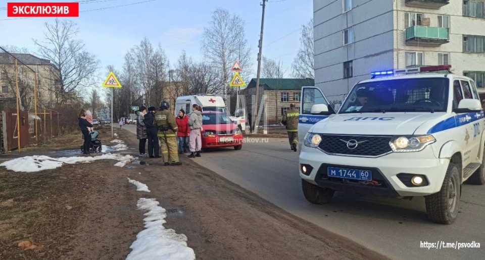 Трехлетнего мальчика госпитализировали после наезда автомобиля в Дно