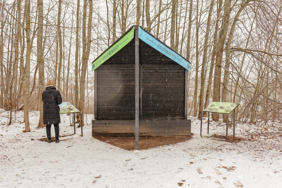 В Изборском музее установили новые информационные стенды с QR-кодами