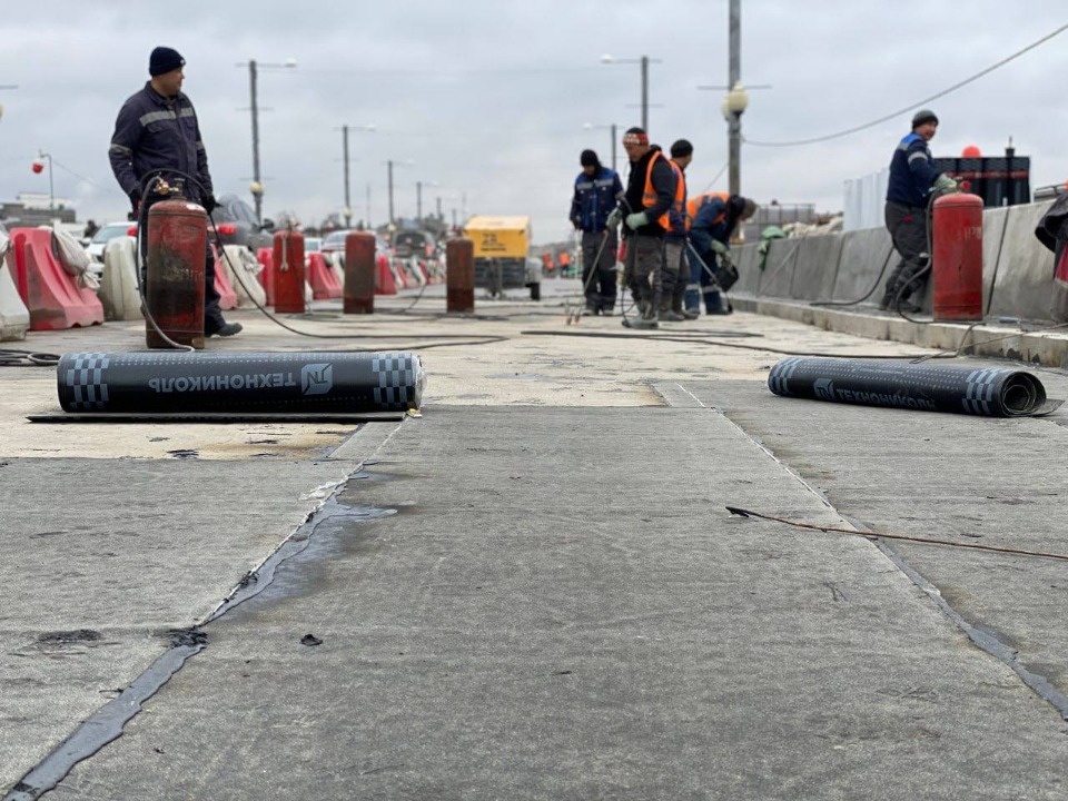 Гидроизоляцию начали укладывать на Ольгинском мосту в Пскове