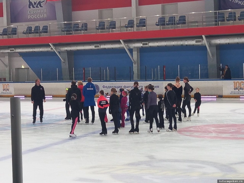 Мастер-класс Евгения Плющенко проходит в Ледовом дворце Пскова