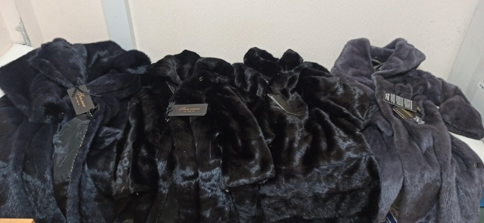 Иностранец пытался незаконно ввезти норковые шубы в Псковскую область