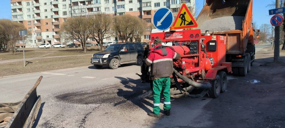 В Пскове начался ямочный ремонт дорог