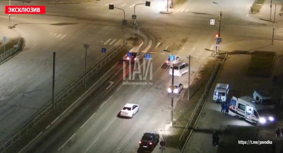 Псковича госпитализировали после падения на крышу библиотеки из окна многоквартирного дома