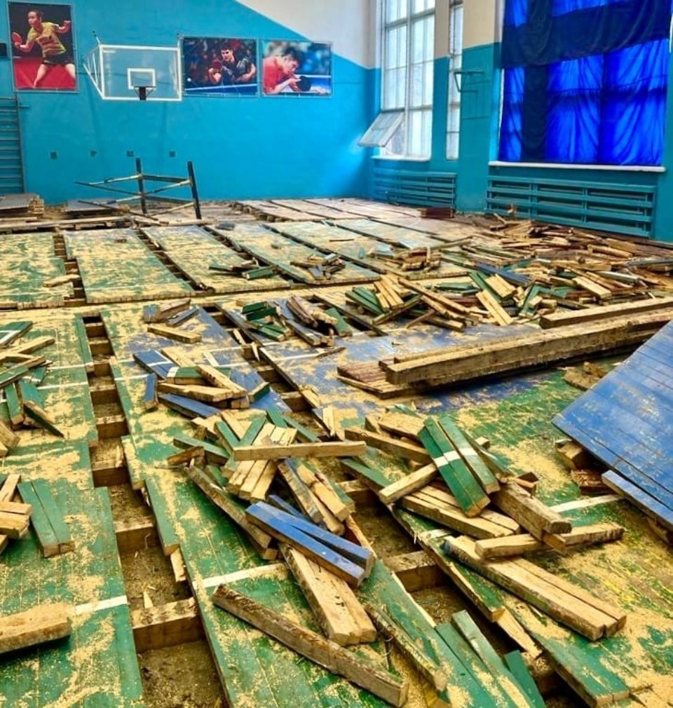  Спортивный зал начали ремонтировать в Кооперативном техникуме в Пскове 