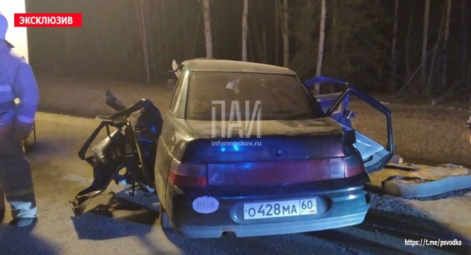 В результате столкновения с фурой пострадали три человека в Плюсском районе 