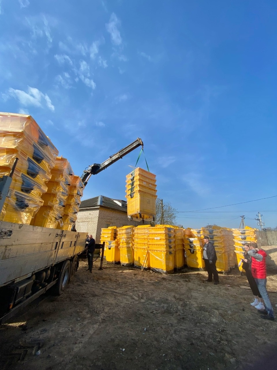 60 баков для раздельного сбора мусора получил Палкинский район 60 баков для раздельного сбора мусора получил Палкинский район