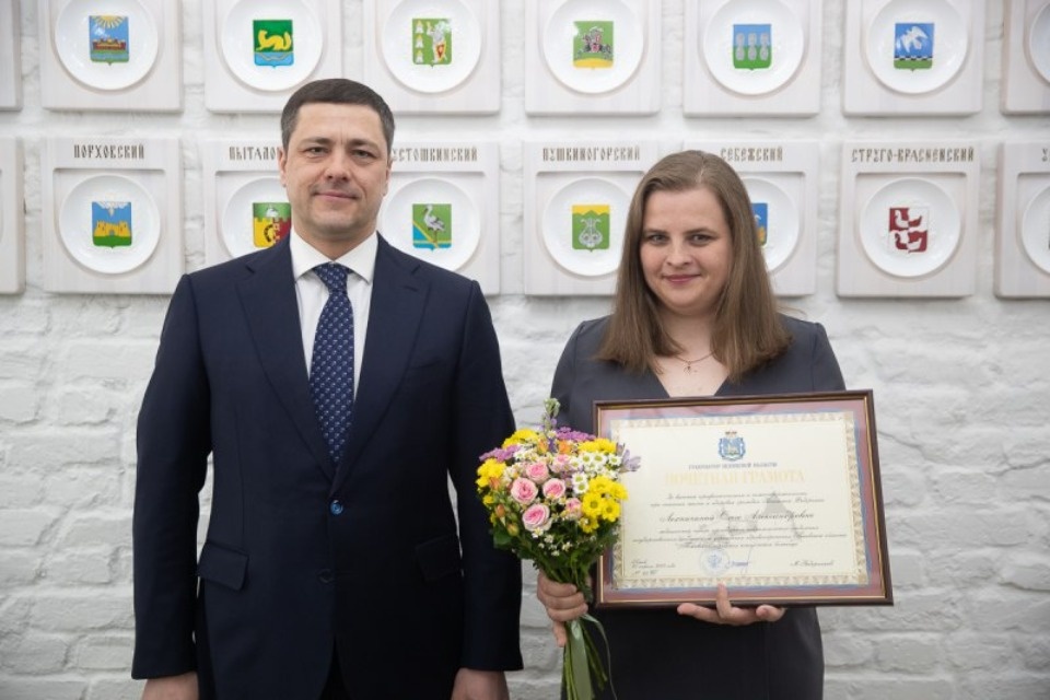 Псковский губернатор наградил медиков за помощь жителям ЛНР