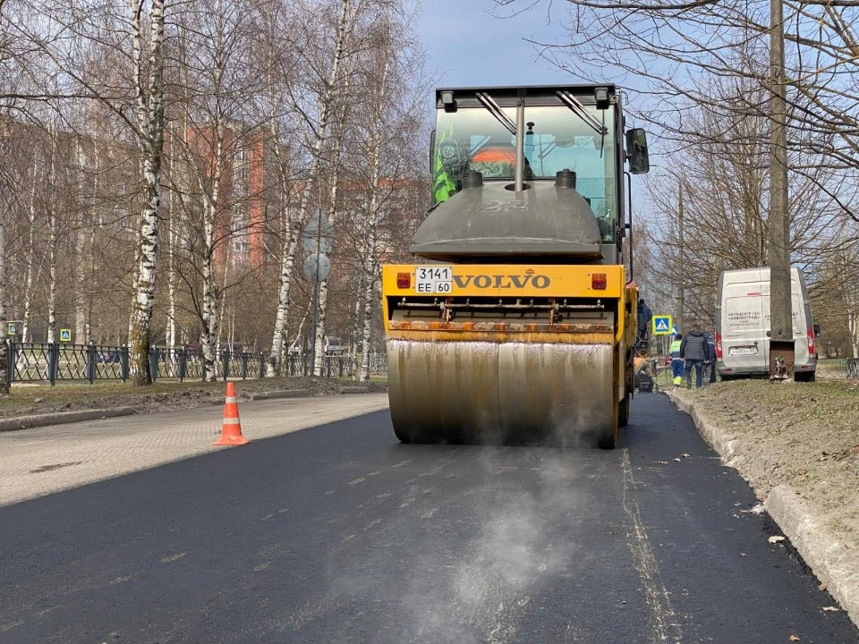 На улице Западной в Пскове меняют изношенный асфальт На улице Западной в Пскове меняют изношенный асфальт