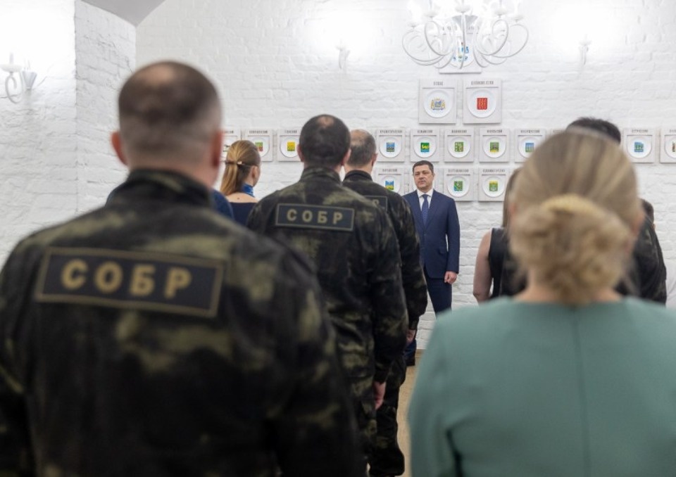 Еще шесть росгвардейцев получили награды от губернатора Псковской области 