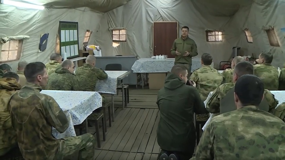 Михаил Ведерников встретился с псковичами в расположении бригады спецназа и мотострелкового полка