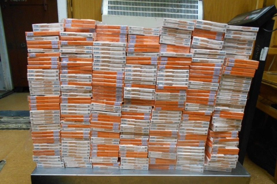 Псковские таможенники обнаружили под вагоном-цистерной порядка порядка 1,7 тысяч пачек сигарет