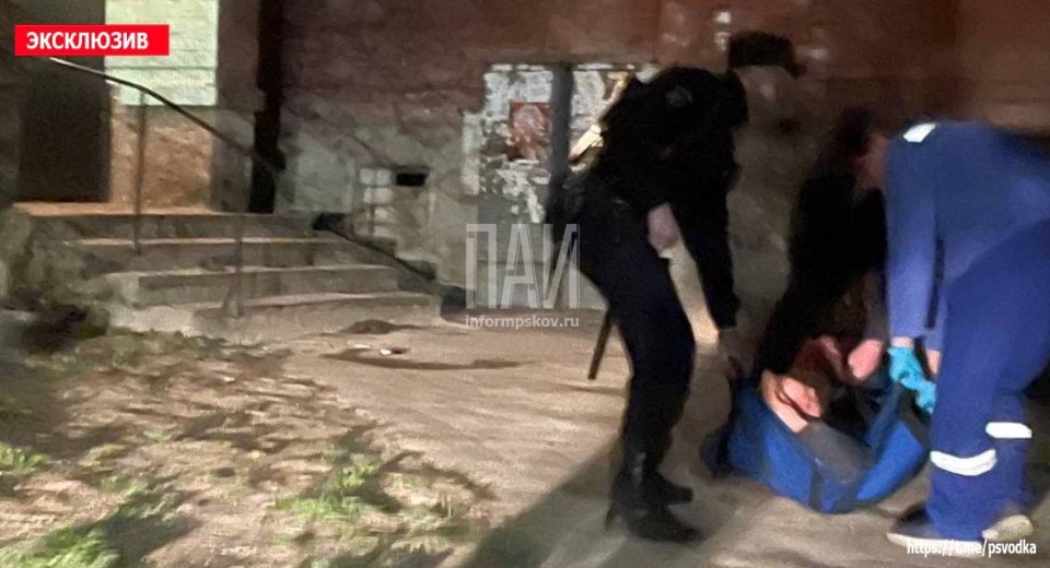 Упавшего с высоты мужчину обнаружили на улице Кузбасской Дивизии в Пскове