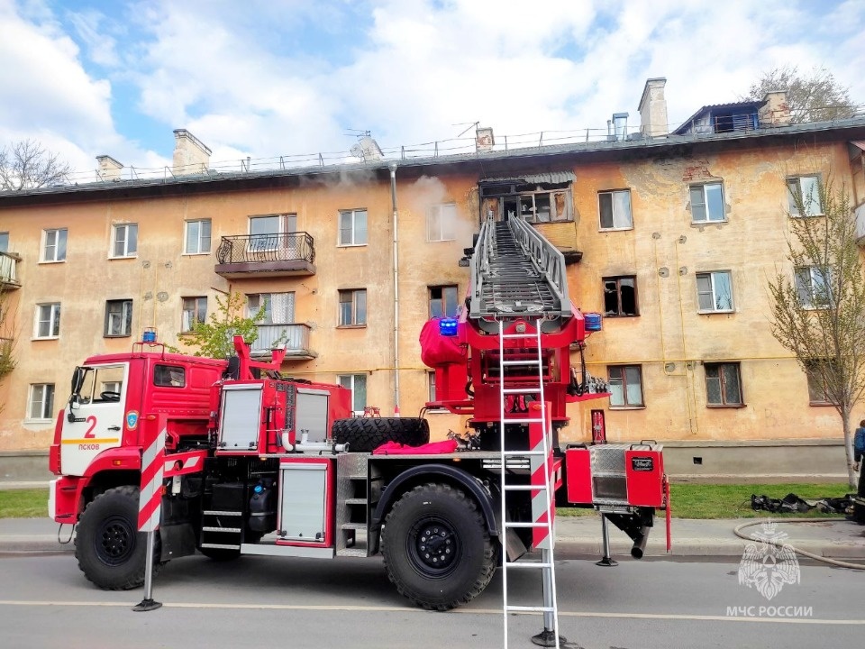 14 человек спасены из пожара в центре Пскова 
