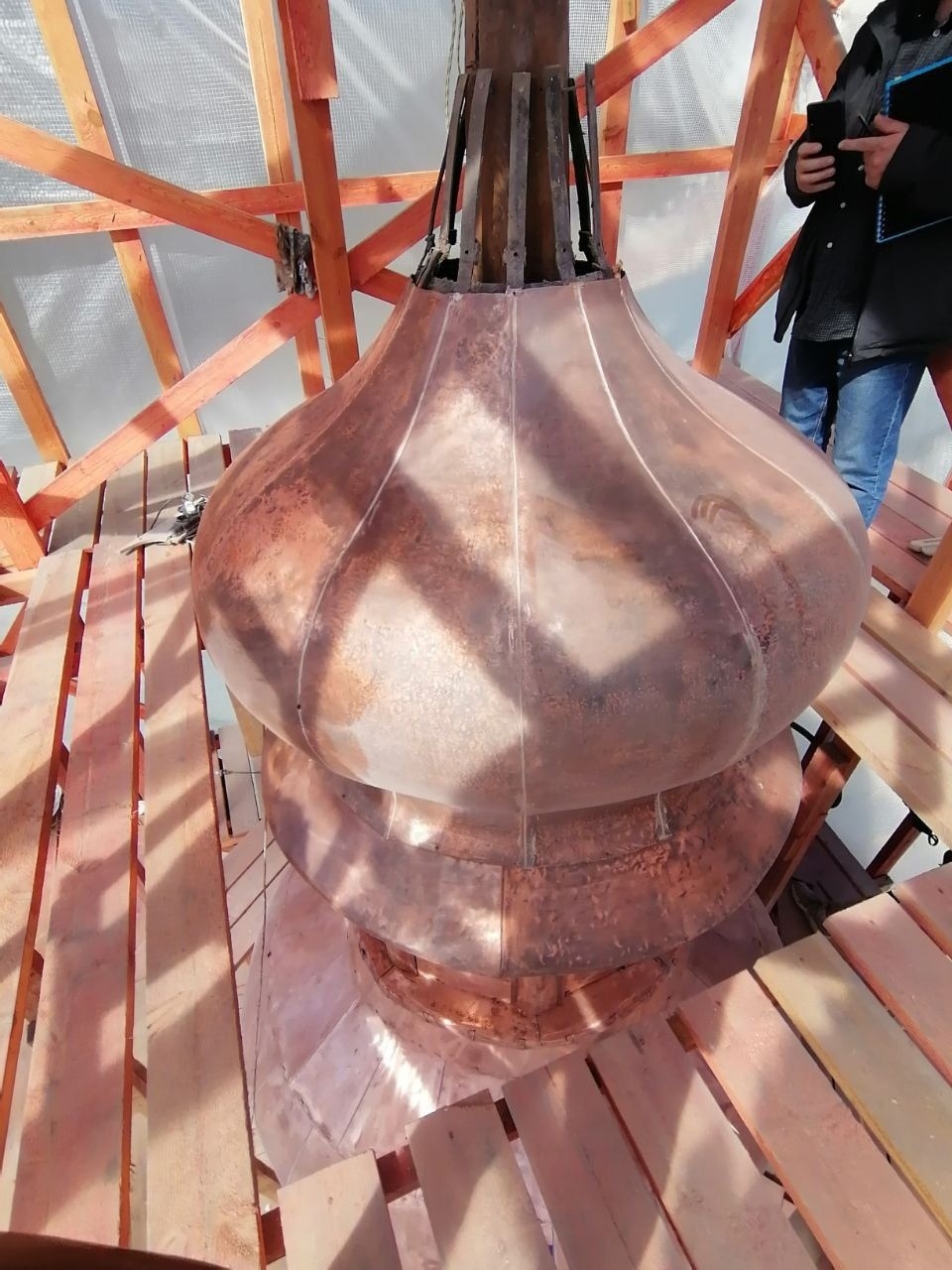 Купол и барабан обновили в Лазаревской церкви Псково-Печерского монастыря Купол и барабан обновили в Лазаревской церкви Псково-Печерского монастыря