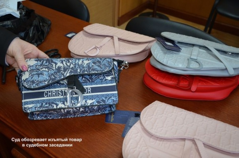 Самарская бизнесвумен продавала в Пскове поддельные сумки «Christian Dior» 
