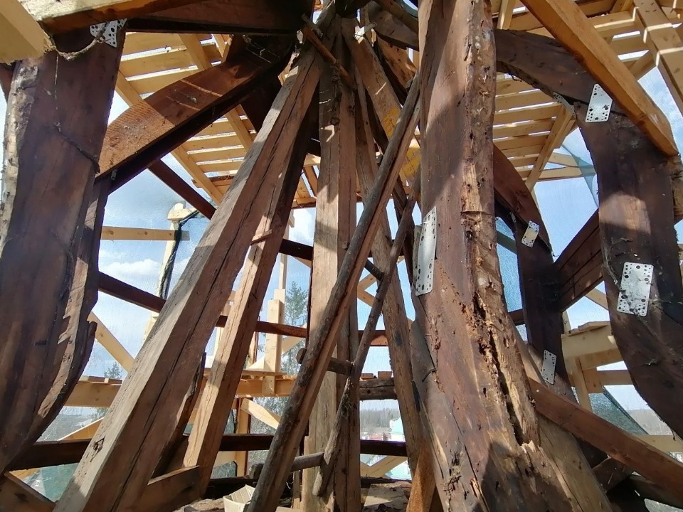 Деревянные элементы купольной системы башни Святых ворот сохранят в Псково-Печерском монастыре