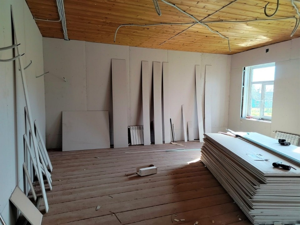 В куньинской деревне Каськово продолжается капитальный ремонт школы