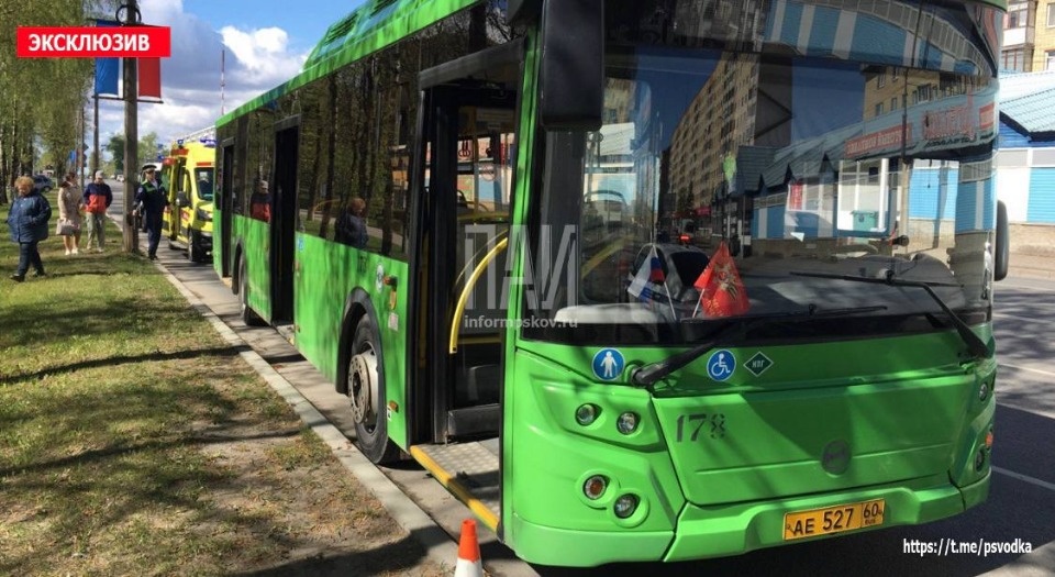 В Пскове в результате экстренного торможения автобуса пострадал подросток