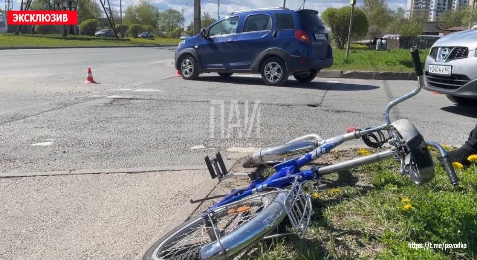 Велосипедиста госпитализировали после столкновения с автомобилем в Пскове