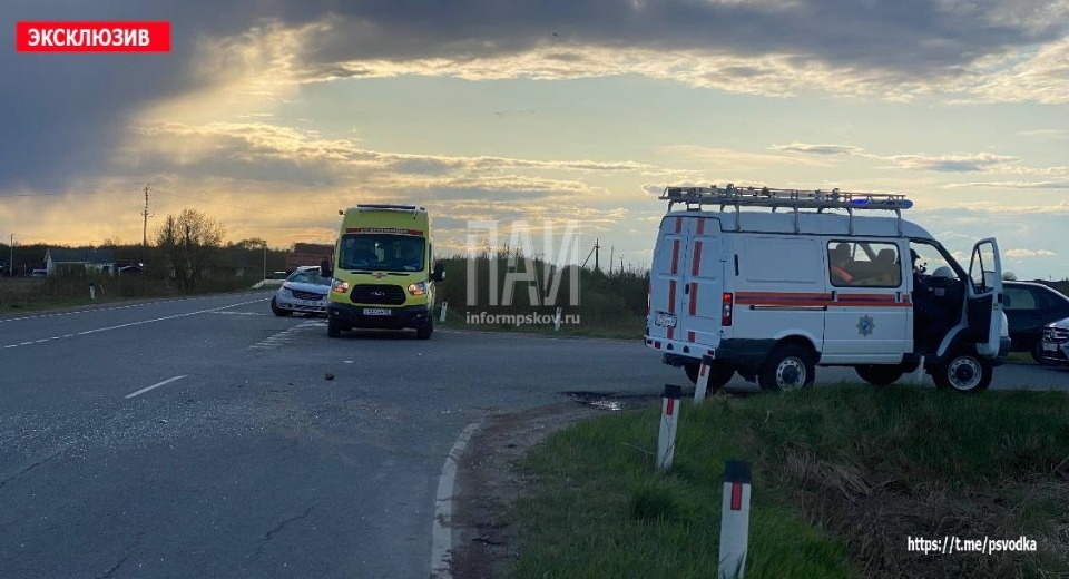 Пьяный водитель пострадал при опрокидывании автомобиля в Псковском районе