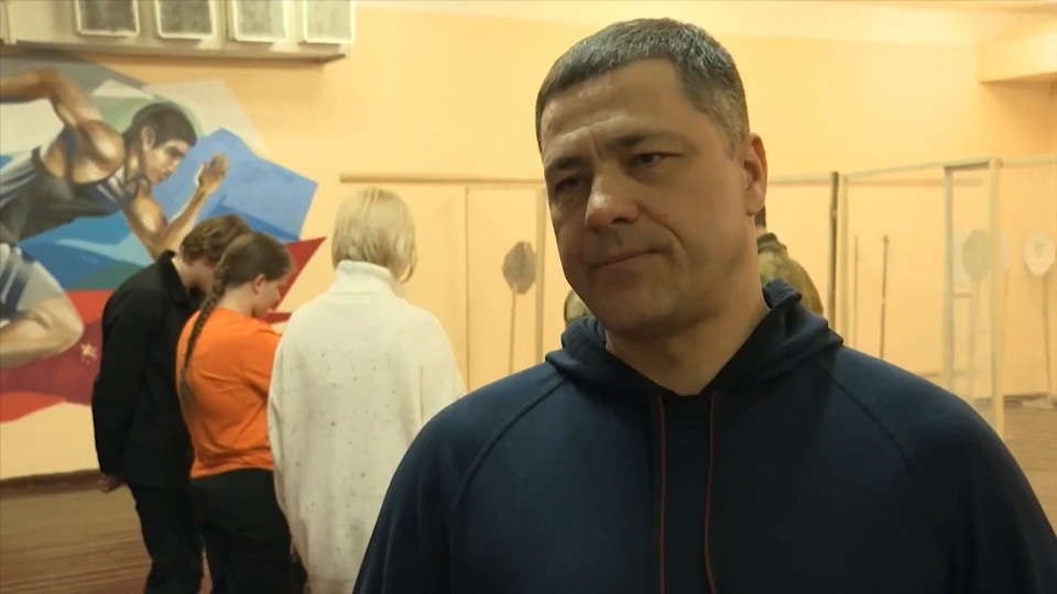 Михаил Ведерников вместе с детьми поучаствовал в тестовых занятиях в псковском Центре военно-спортивной подготовки