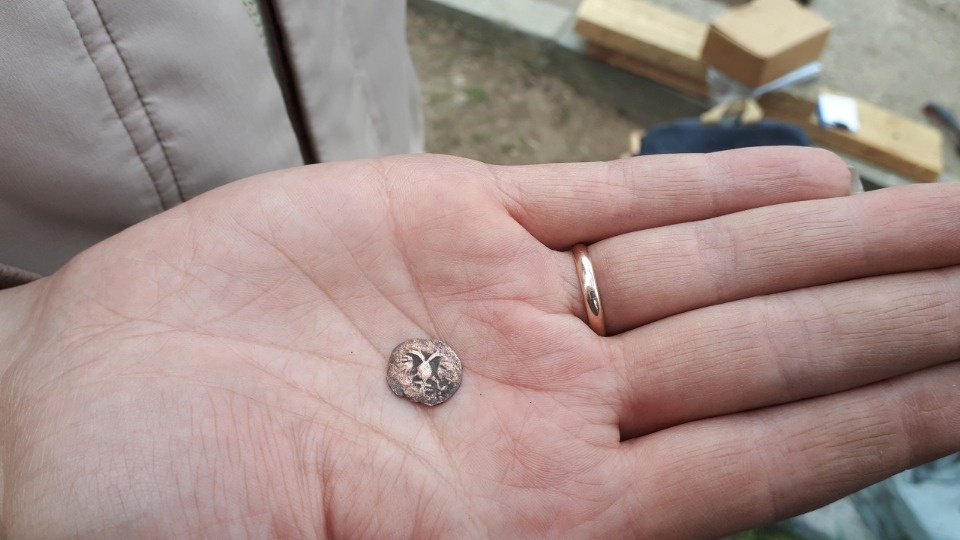 В Печорах на археологических раскопках нашли уникальную монету В Печорах на археологических раскопках нашли уникальную монету