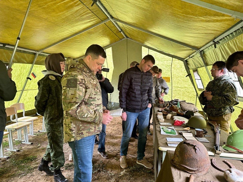 Михаил Ведерников посетил лагерь участников похода «Наследие» в Псковской области
