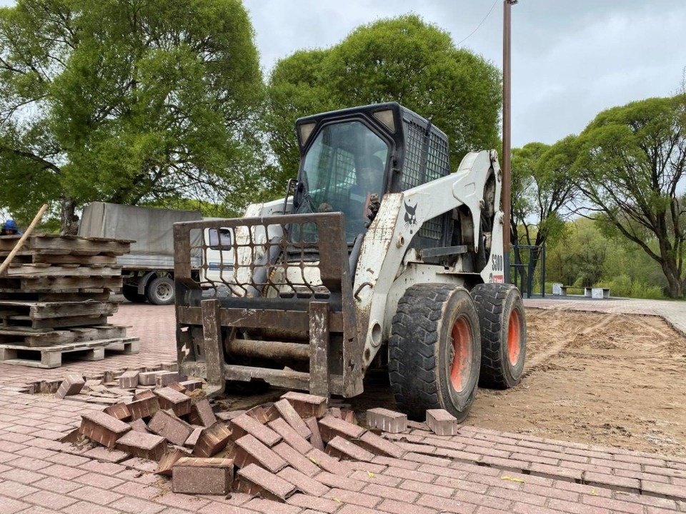 Новую детскую площадку начали обустраивать в Финском парке в Пскове Новую детскую площадку начали обустраивать в Финском парке в Пскове