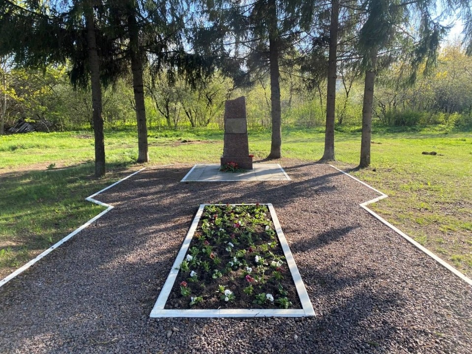 Территорию бывшего концлагеря «Шталаг-372» убрали в Пскове перед Днем Победы