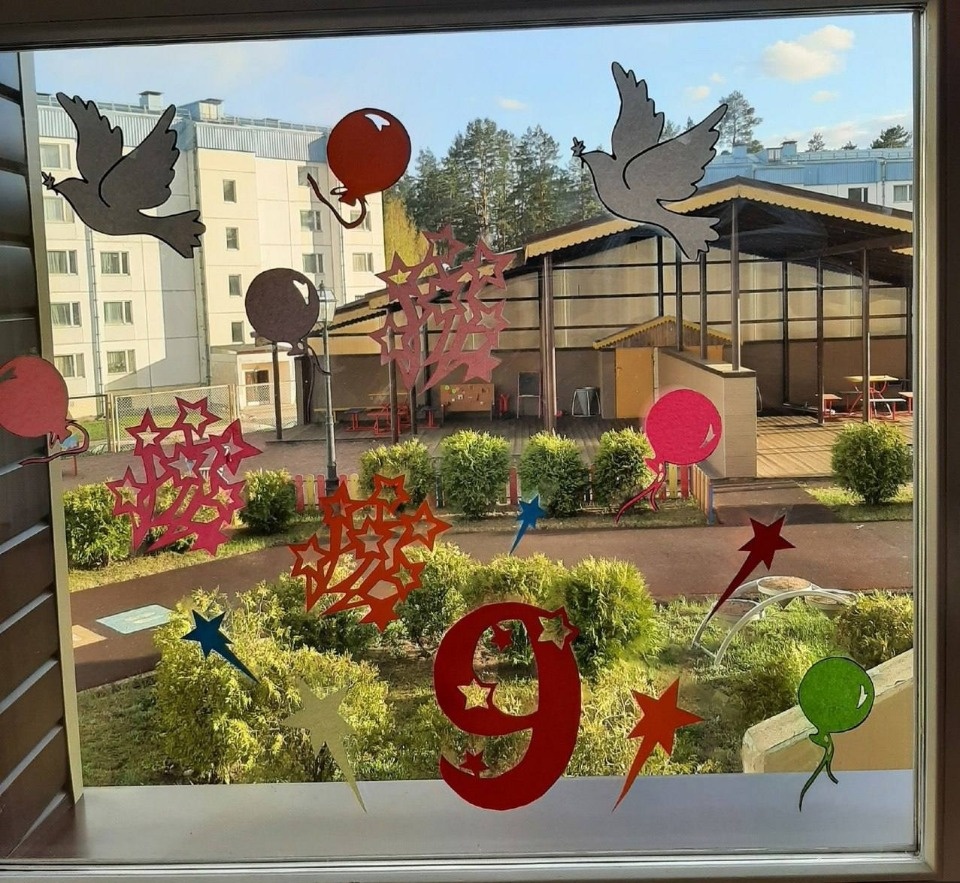 Жители Псковской области активно украшают окна ко Дню Победы