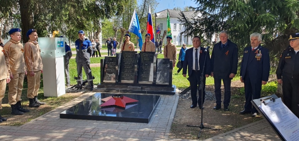 В Дно подключили к сетевому газу Вечный огонь В Дно подключили к сетевому газу Вечный огонь
