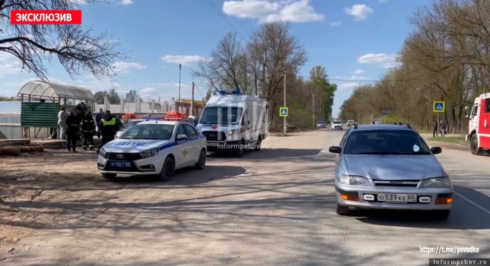 11-летний мальчик и 6-летняя девочка попали под колеса машины в Острове