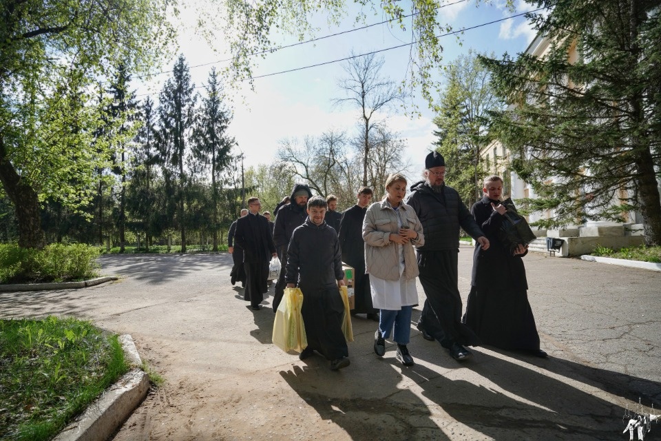 Студенты Псково-Печерской духовной семинарии навестили бойцов в госпитале Студенты Псково-Печерской духовной семинарии навестили бойцов в госпитале