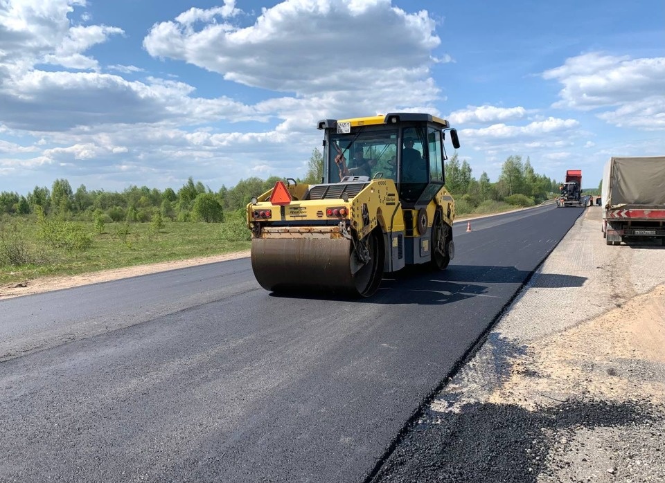 Выравнивающий слой укладывают ремонтники на дороге Новгородка – Пушкинские Горы